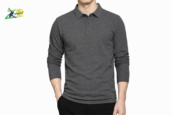 Một người mẫu nam mặc áo thun thể thao nam dài tay có cổ màu trắng đầy phong cách.